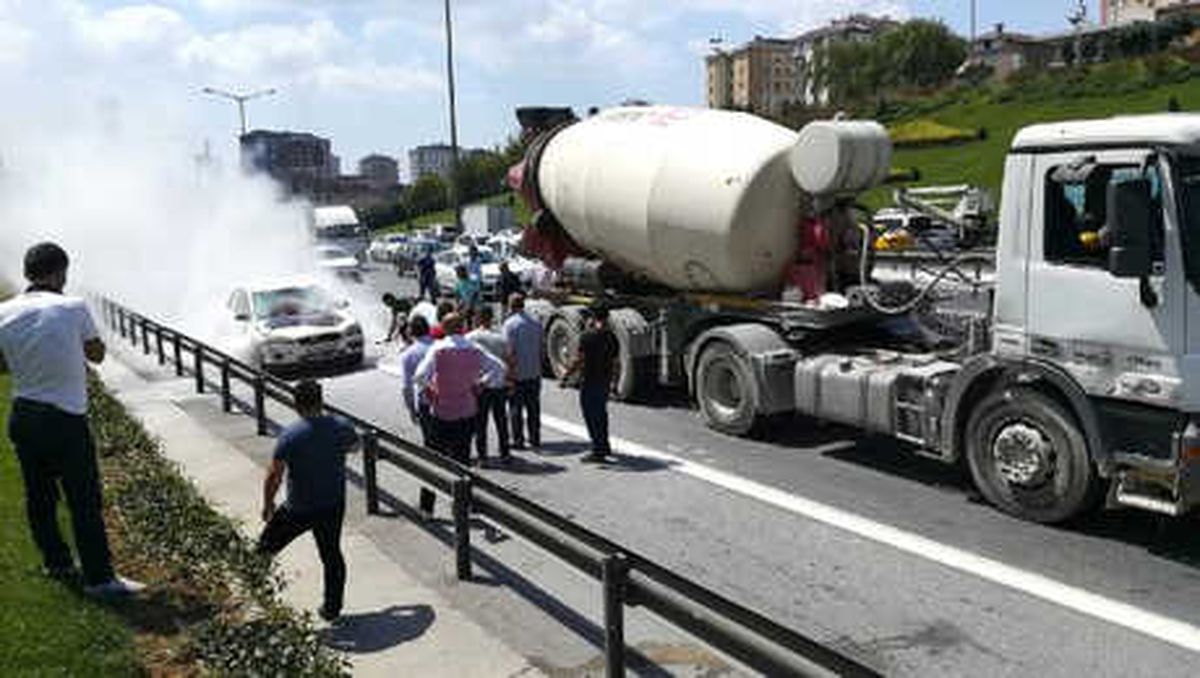 Yanan Araca Beton Mikseriyle Müdahale