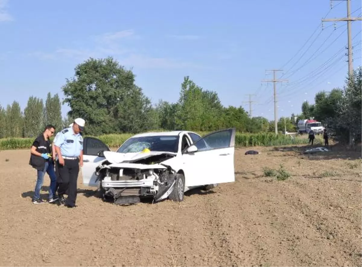 Yol Kenarında Yürürken Otomobil Çarpmasıyla Tarlaya Uçan Yaya Öldü