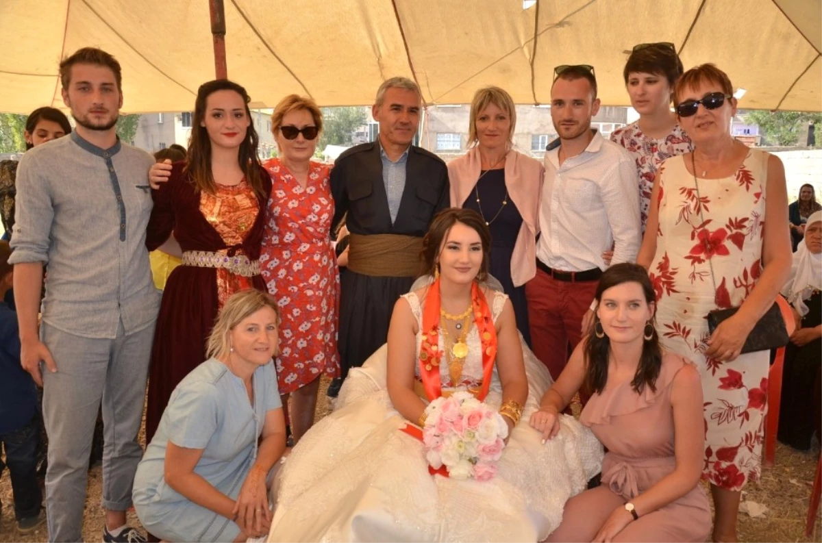 Yüksekova\'ya Gelin Gelen Fransalı Kadına Dillere Destan Düğün