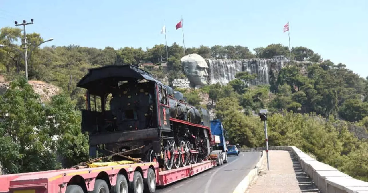 20. Yüzyılın İlk Buharlı Lokomotifi Karayoluyla Kepez\'e Geldi