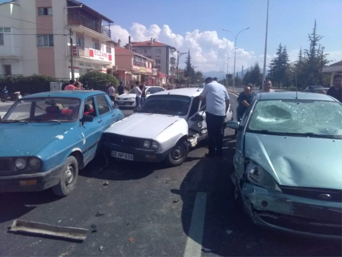 Afyonkarahisar\'da Zincirleme Trafik Kazası, 2 Yaralı