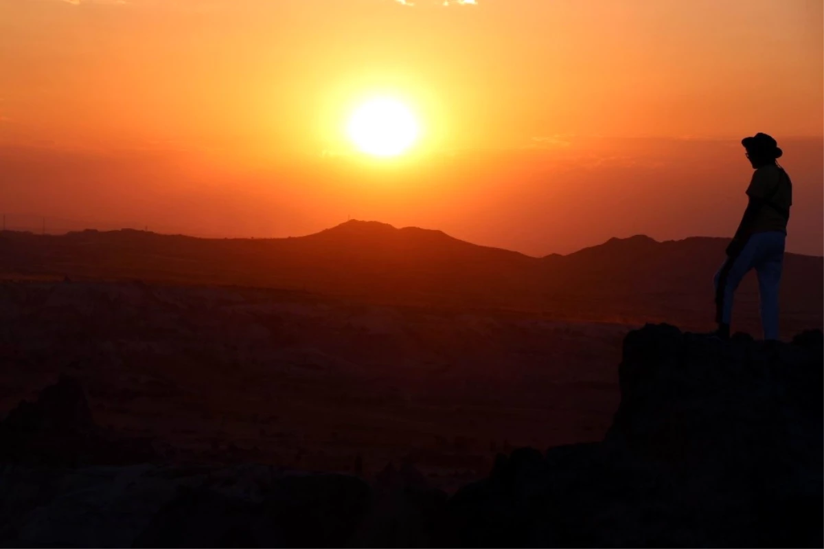 Binlerce Turist Kapadokya\'da Gün Batımı Keyfini Yaşıyor