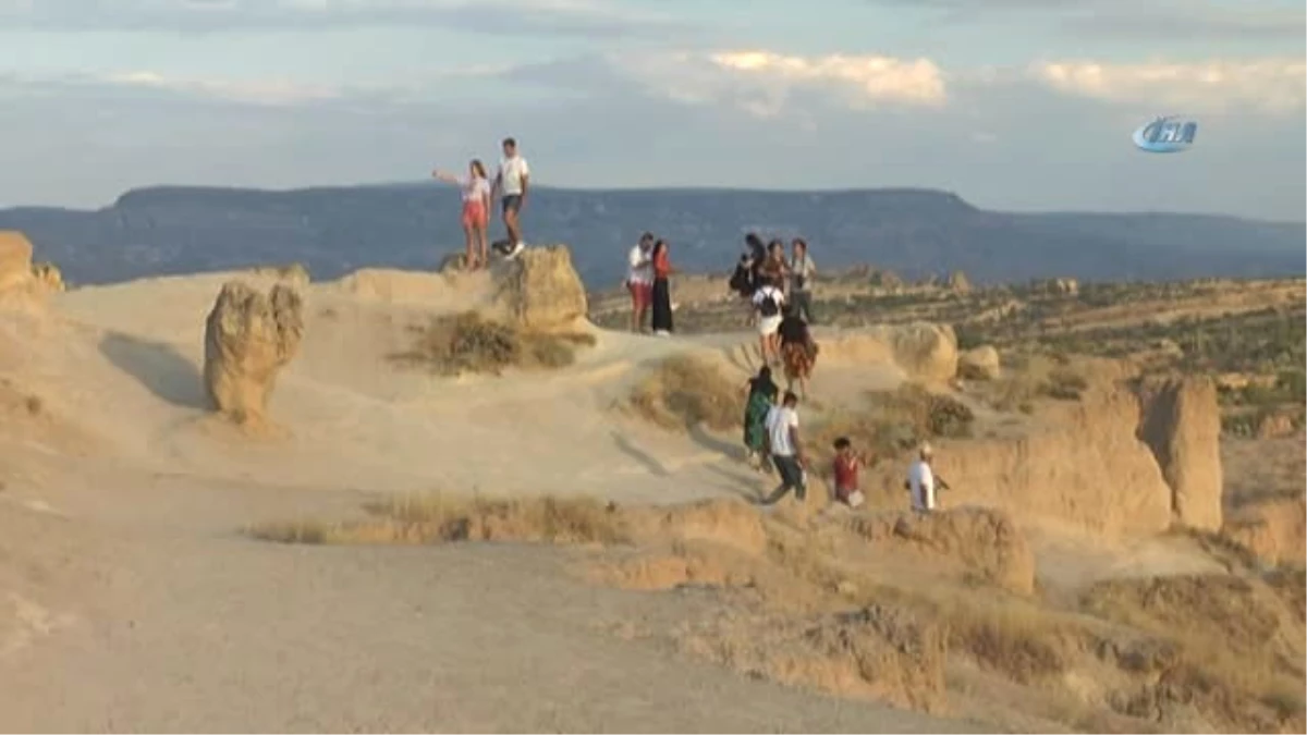 Binlerce Turist Kapadokya\'da Gün Batımı Keyfini Yaşıyor