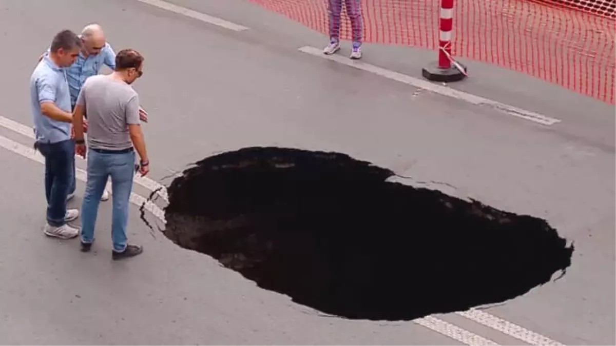 Caddenin Ortasında Büyük Bir Delik !