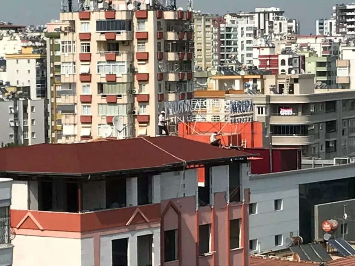 Çatıda \'Ölümüne\' Çalışan İşçiler Pes Dedirtti