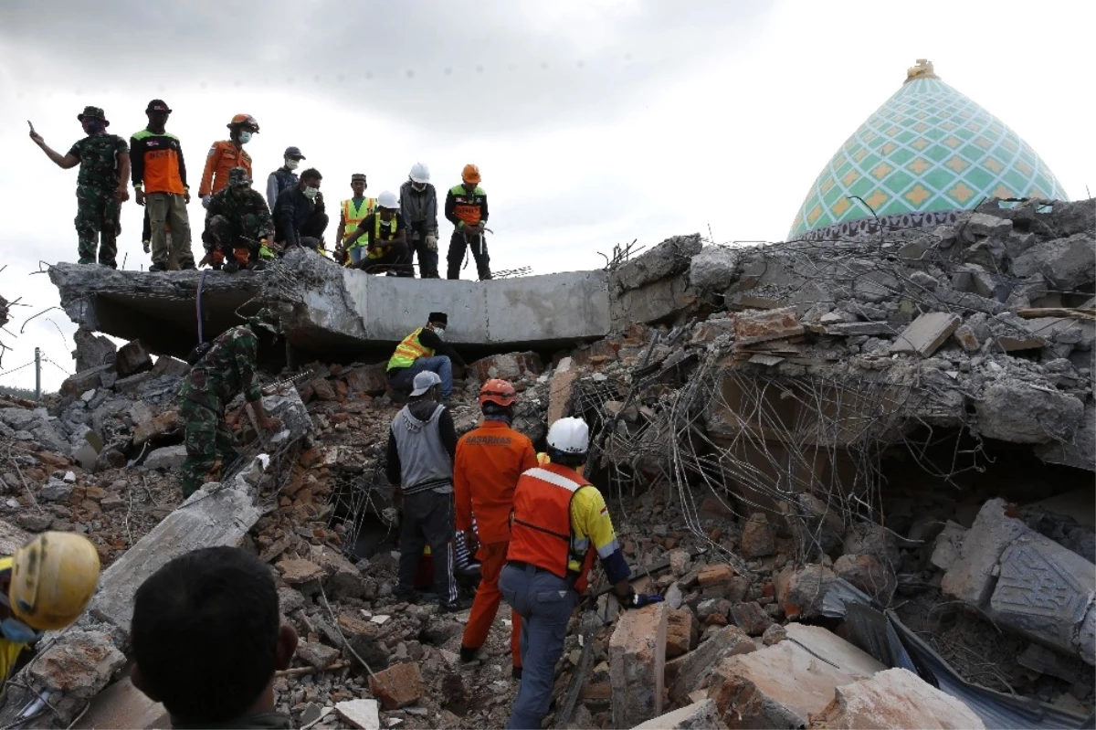 Depremde Yerle Bir Olan Camiden Sağ Çıktı