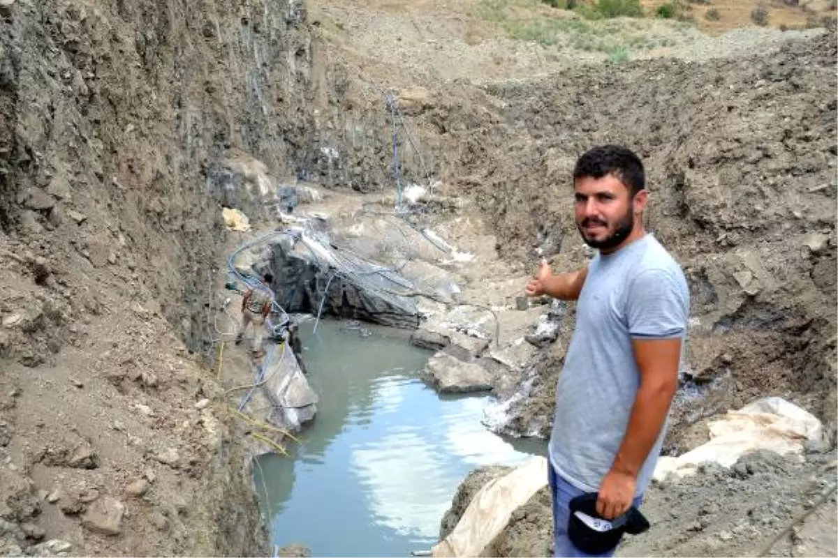 Ekmeklerini Kaya Tuzundan Çıkarıyorlar