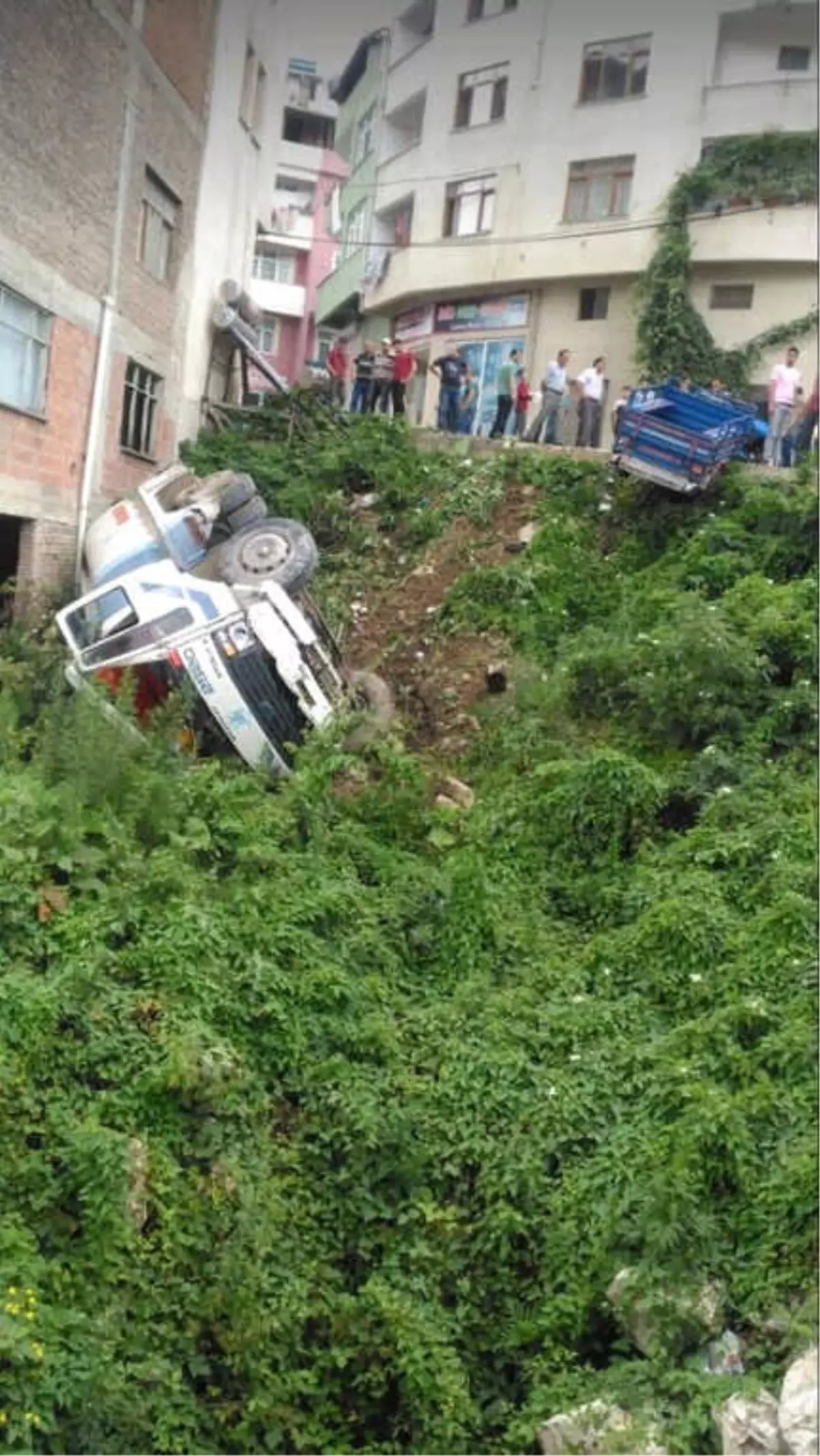 Freni Boşalan Kamyon Arsaya Uçtu: 1 Yaralı