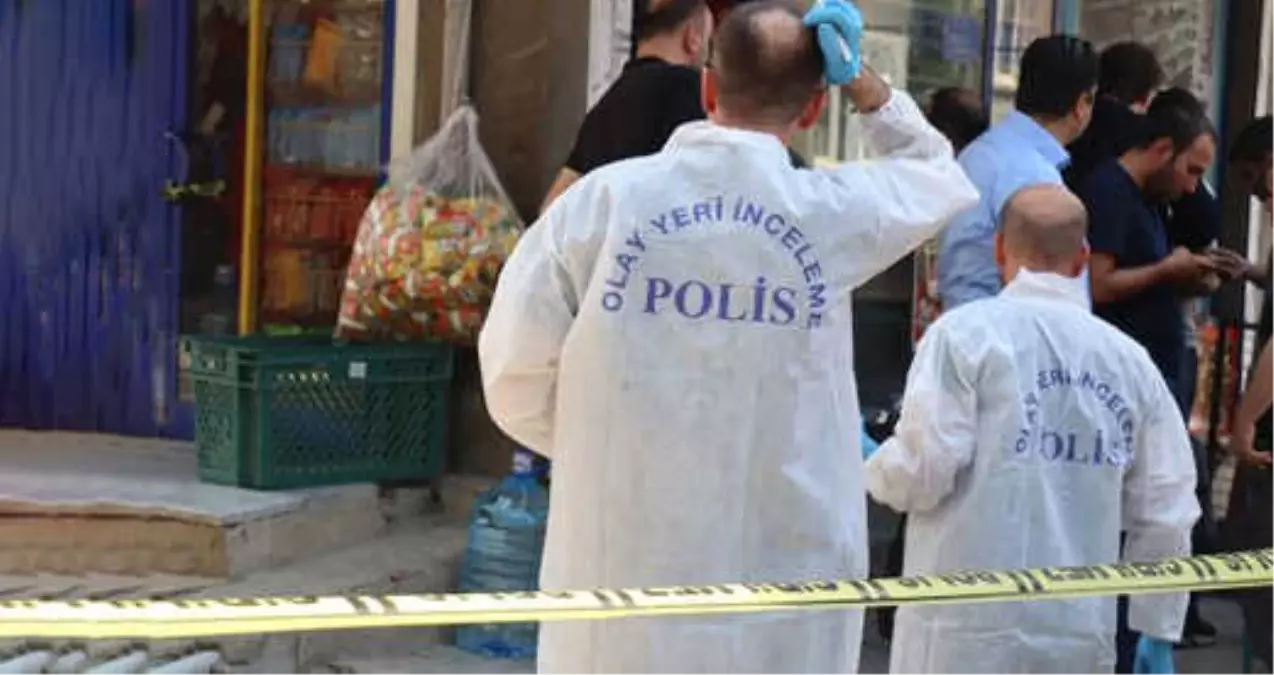Gaziosmanpaşa\'da Kanlı Soygun! Maskeli Saldırganlar Bakkal ve Mahalleliyi Yaralayıp Kaçtı