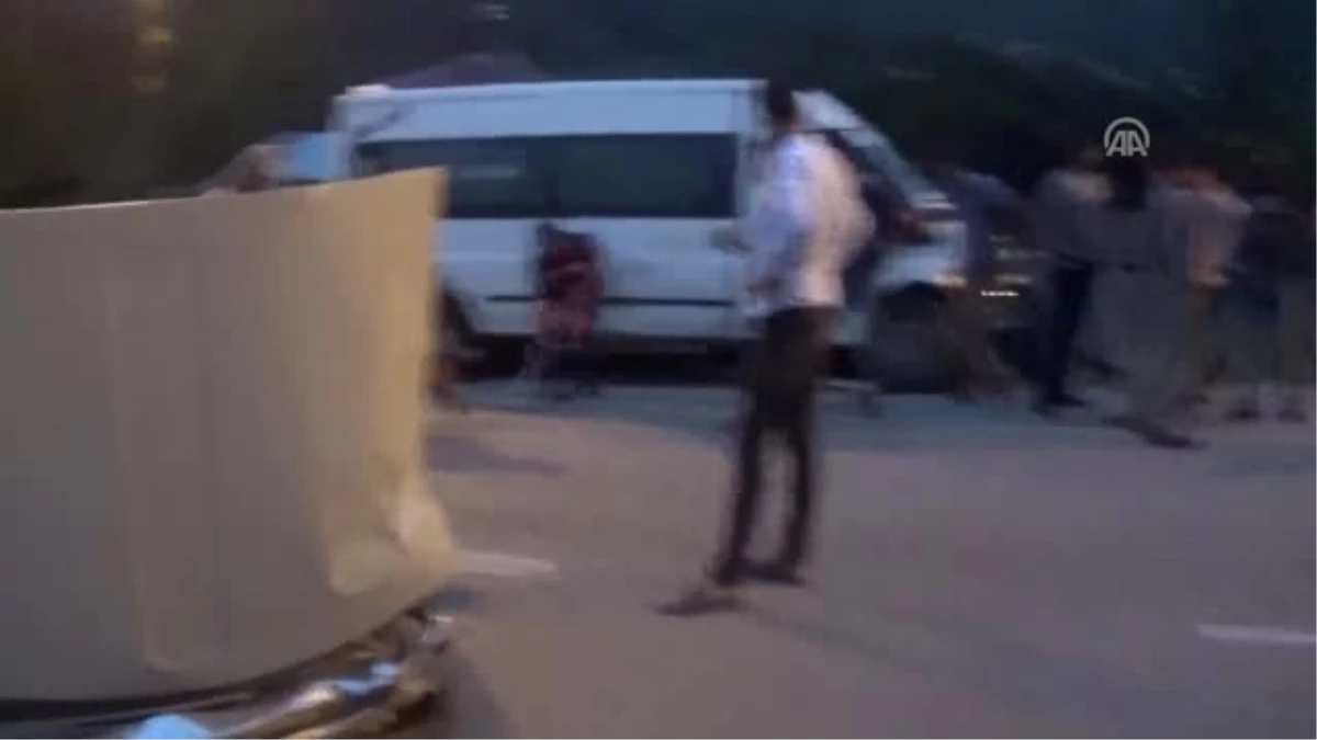 Kahramanmaraş\'ta Minibüs ile Otomobil Çarpıştı: 3 Yaralı