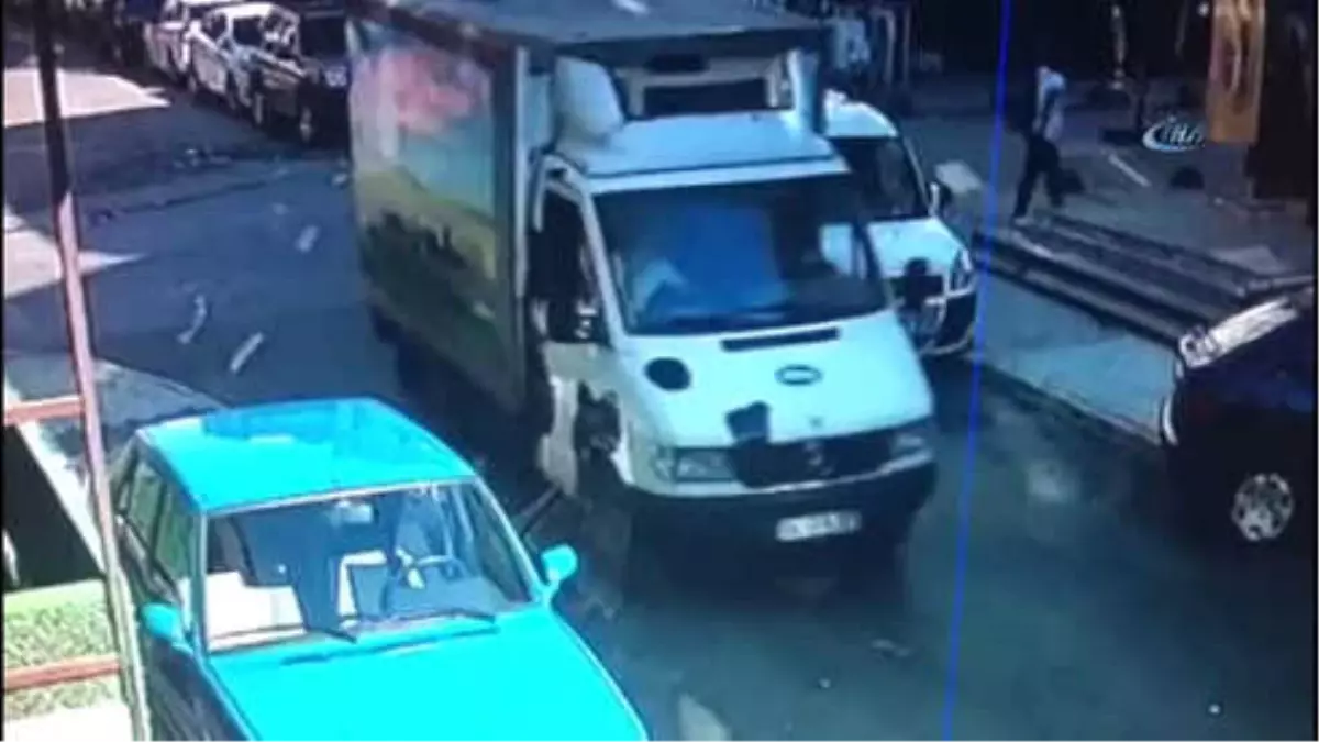 Kamyonet 3 Yaşındaki Çocuğu Altına Aldı...feci Kaza Saniye Saniye Kamerada