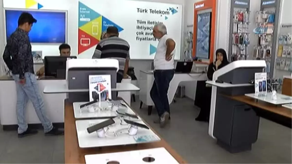 Kapıyı Tekmeyle Kırıp Mağazadaki Telefonları Böyle Çaldılar