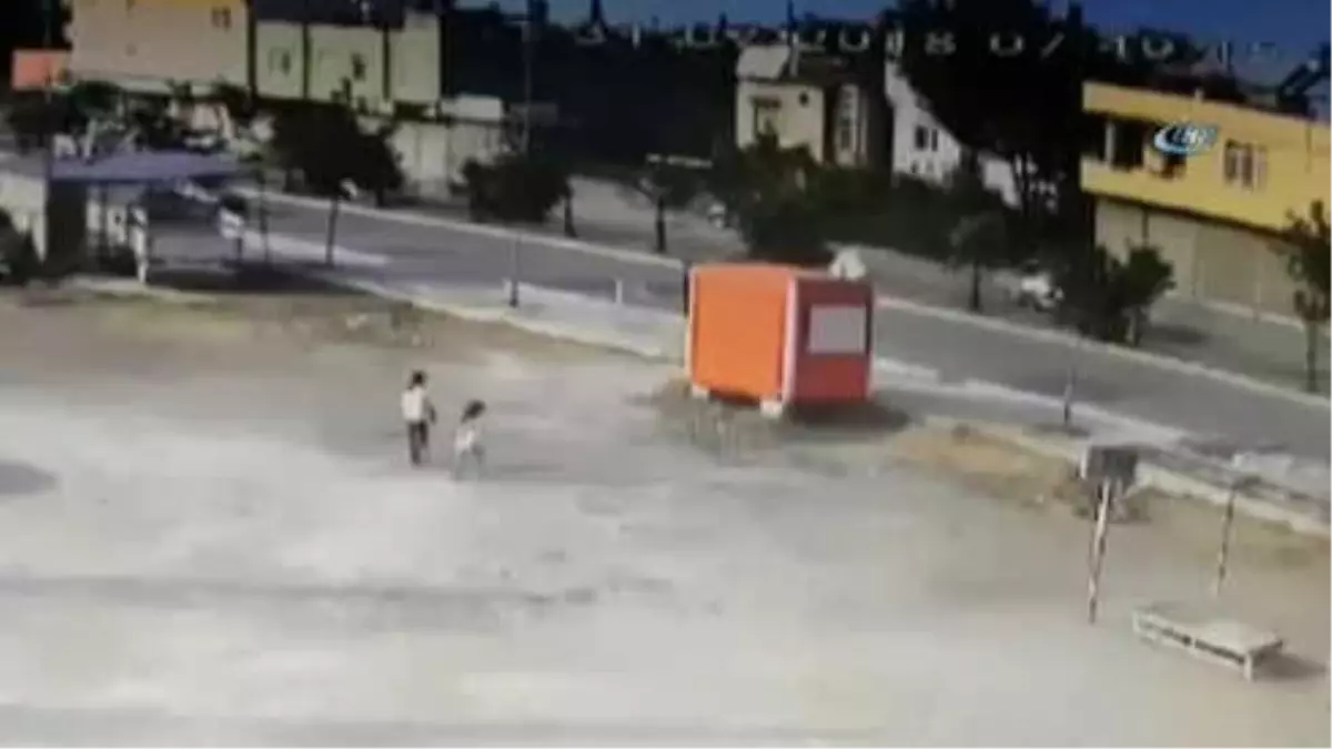 Karşıya Geçmeye Çalışan Kız Çocuğu Aracın Çarpması Sonucu Hayatı Kaybetti... Kaza Anları Kamerada