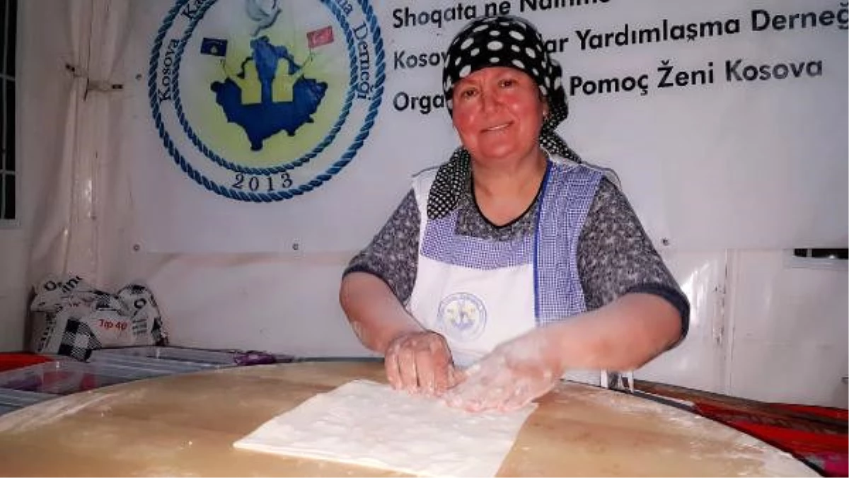 Kosova\'ya Festival İçin Gelen Turistler, Antalyalı Fatma Çelik\'in Gözlemelerini Yiyor