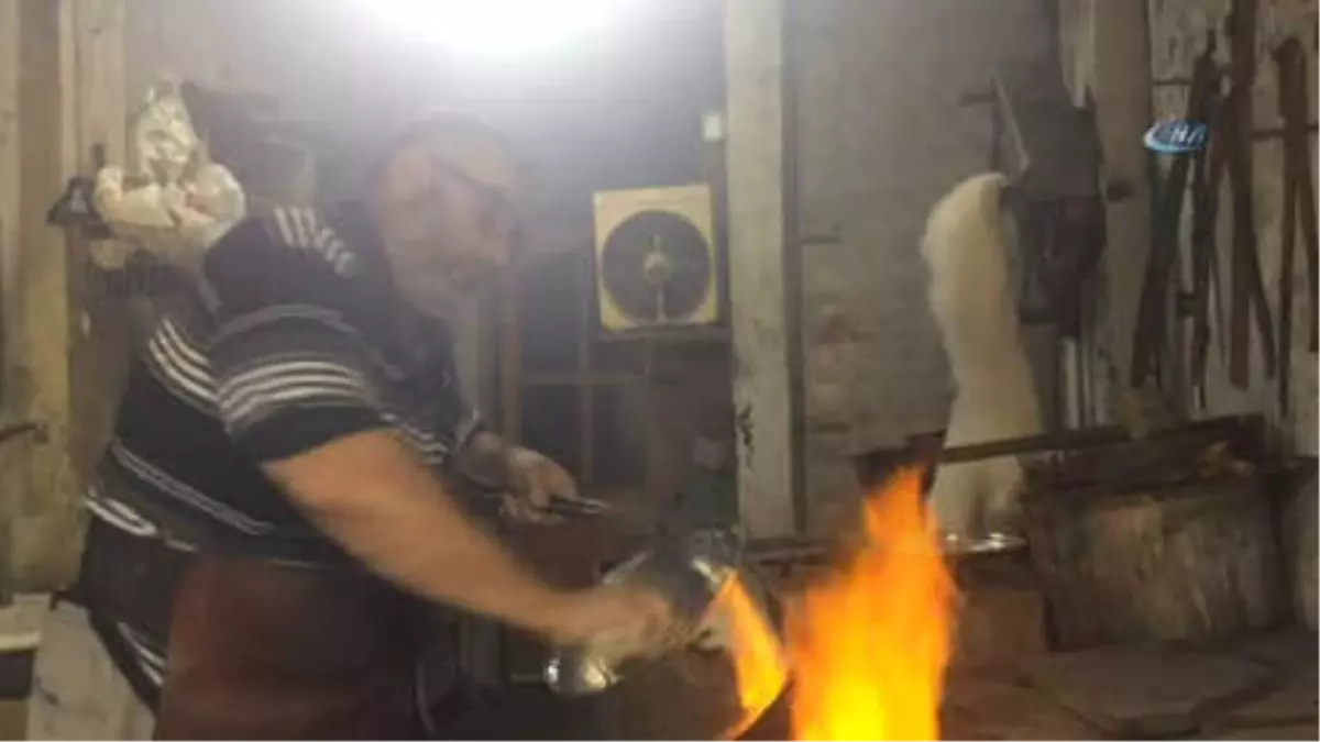 Manisa\'nın 5\'inci Kuşak Kalaycısı Zamana Direniyor