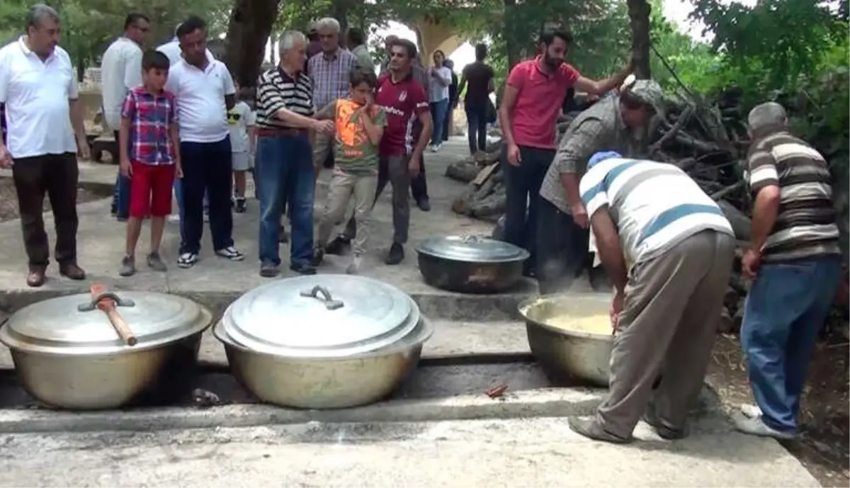 Mezarlıkta 350 Yılı Aşkın Yemek Geleneği Sürüyor