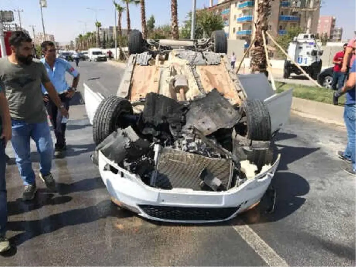 Nusaybin\'de Takla Atan Otomobil Alev Aldı: 3 Yaralı