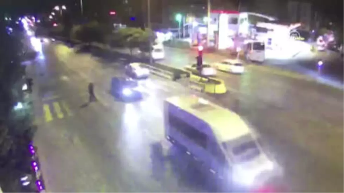 Otomobil Refüje Çarptı: 3 Yaralı