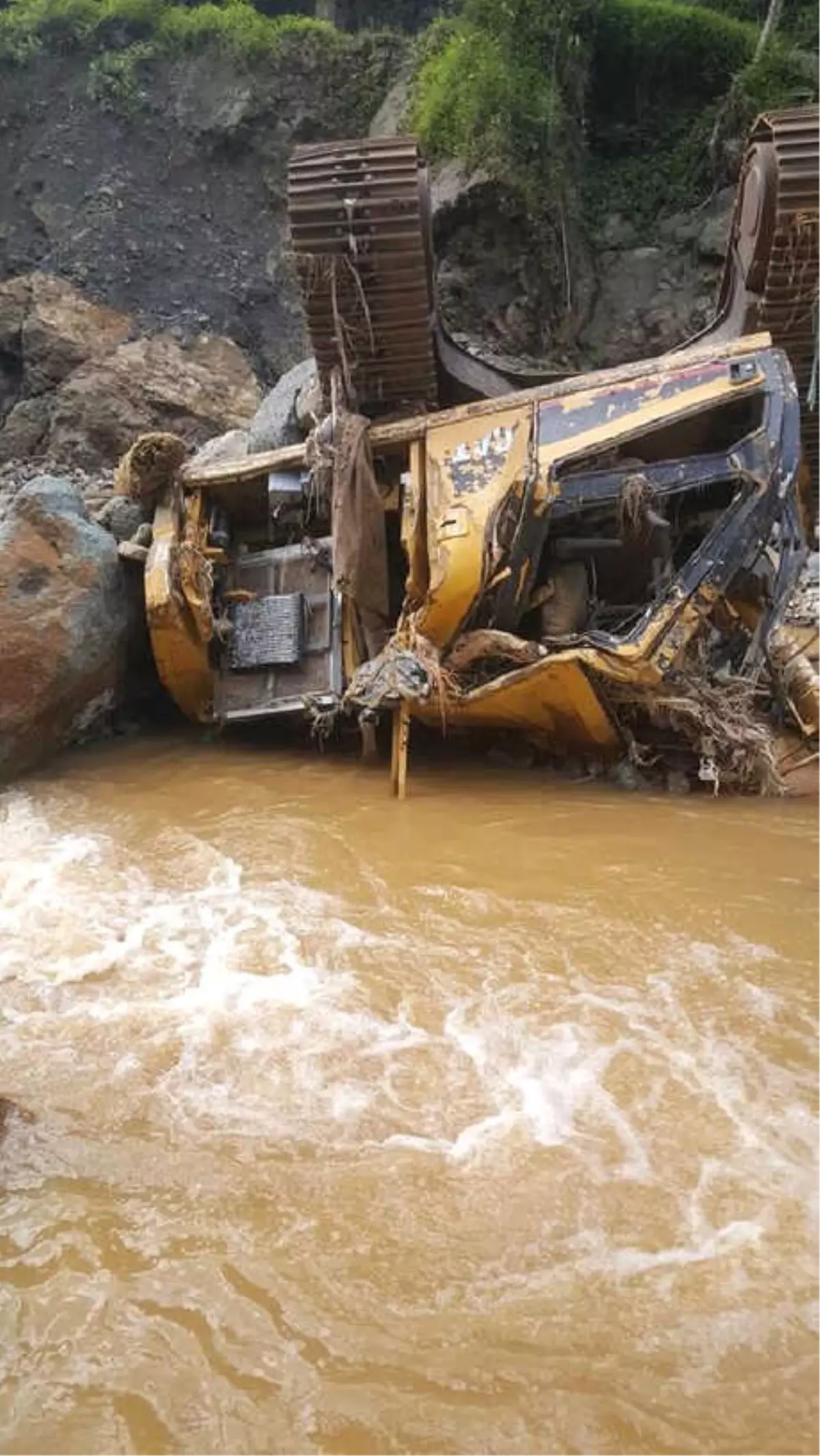 Rize\'de Sel Sularının Sürüklediği İş Makinesinin Enkazına Ulaşıldı