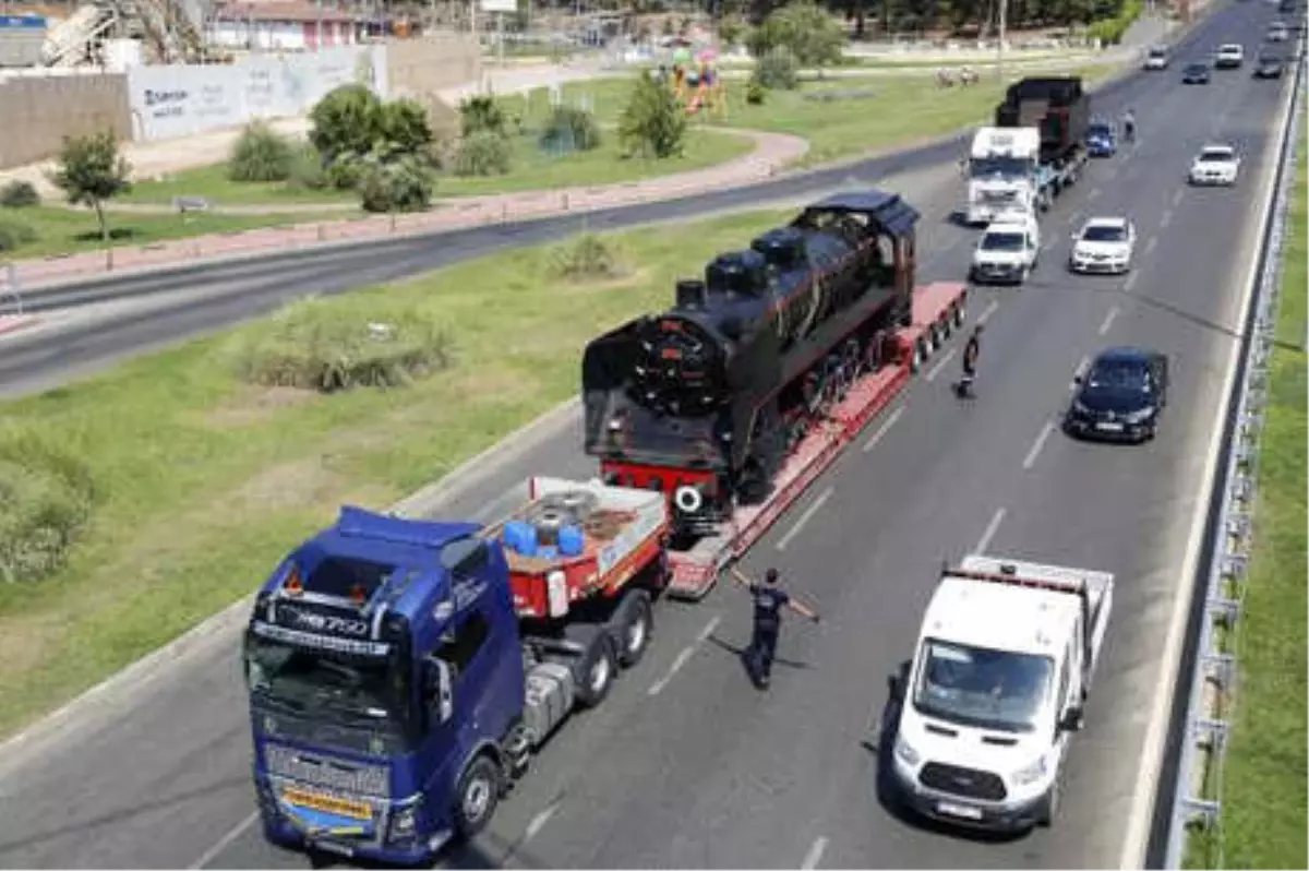 Tarihi Lokomotif, Demir Yolu Ağı Olmayan Antalya\'ya TIR\'la Getirildi