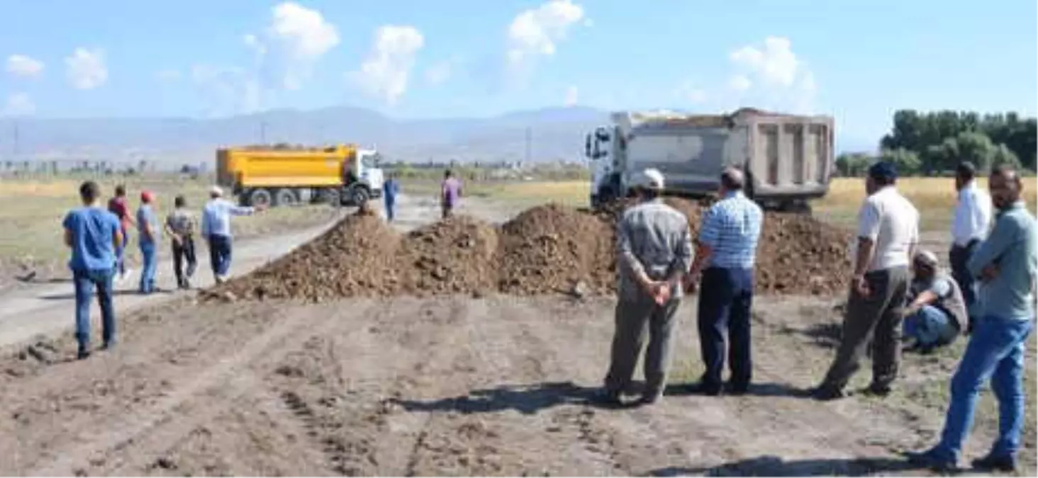 Traktörlerle Yol Kesip, Havalimanı Genişletme Çalışmasına İzin Vermediler