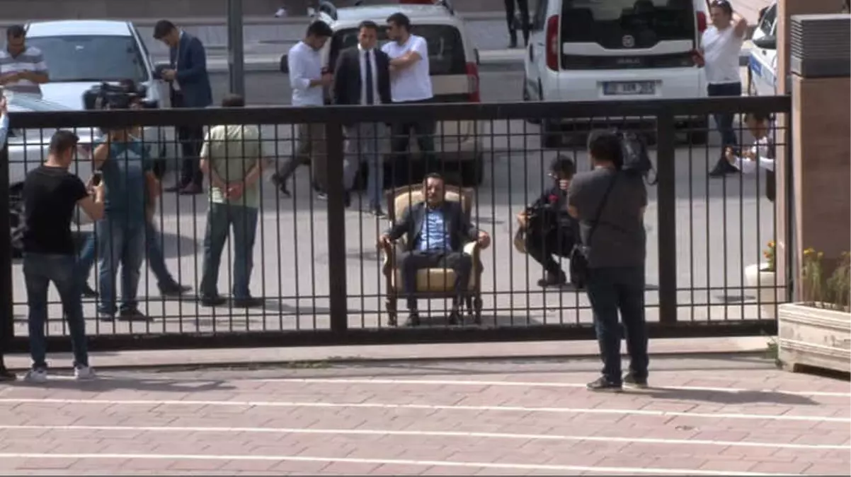 CHP Genel Merkezi Önünde Koltuklu Eylem