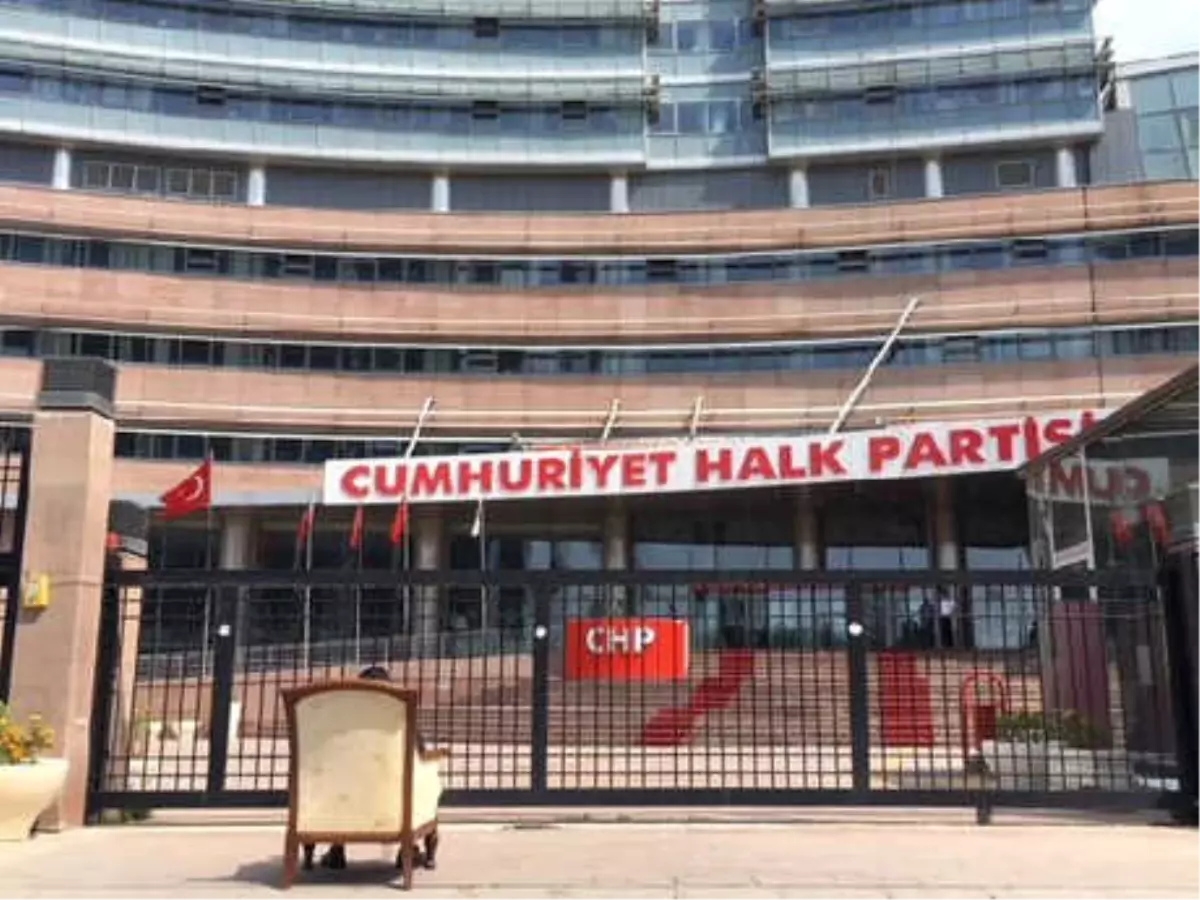 "Her Seçim Gecesi Ağlamak İstemiyorum" Diyen Partiliden CHP Genel Merkezi Önünde Koltuklu Eylem