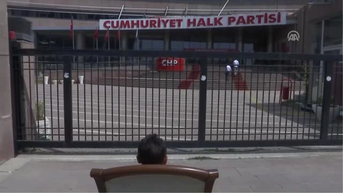 CHP Önünde "Koltuk" Eylemi