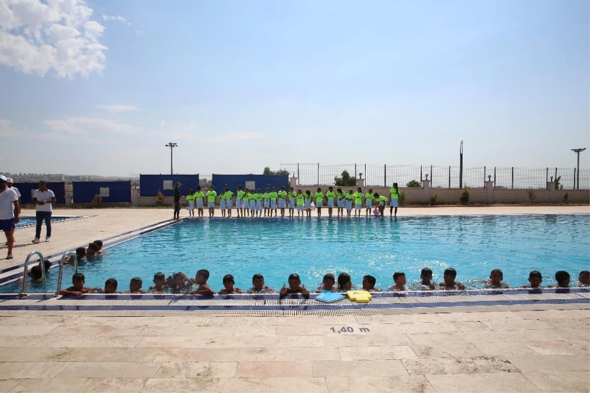 Çocuklar Spor Okullarında Yüzmeyi Öğreniyor