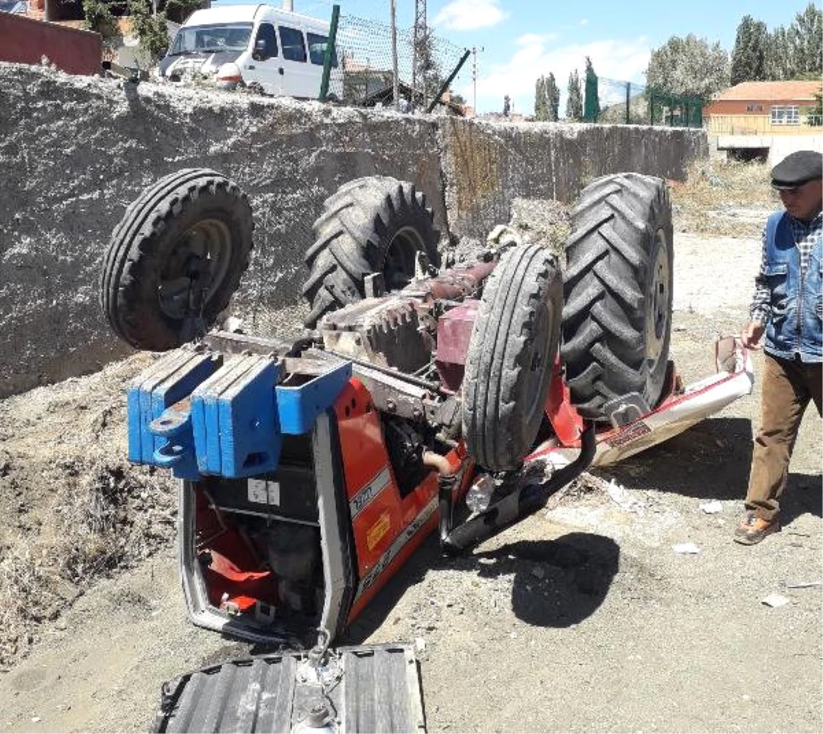 El Freni Çekilmeyen Traktör Dere Yatağına Düştü