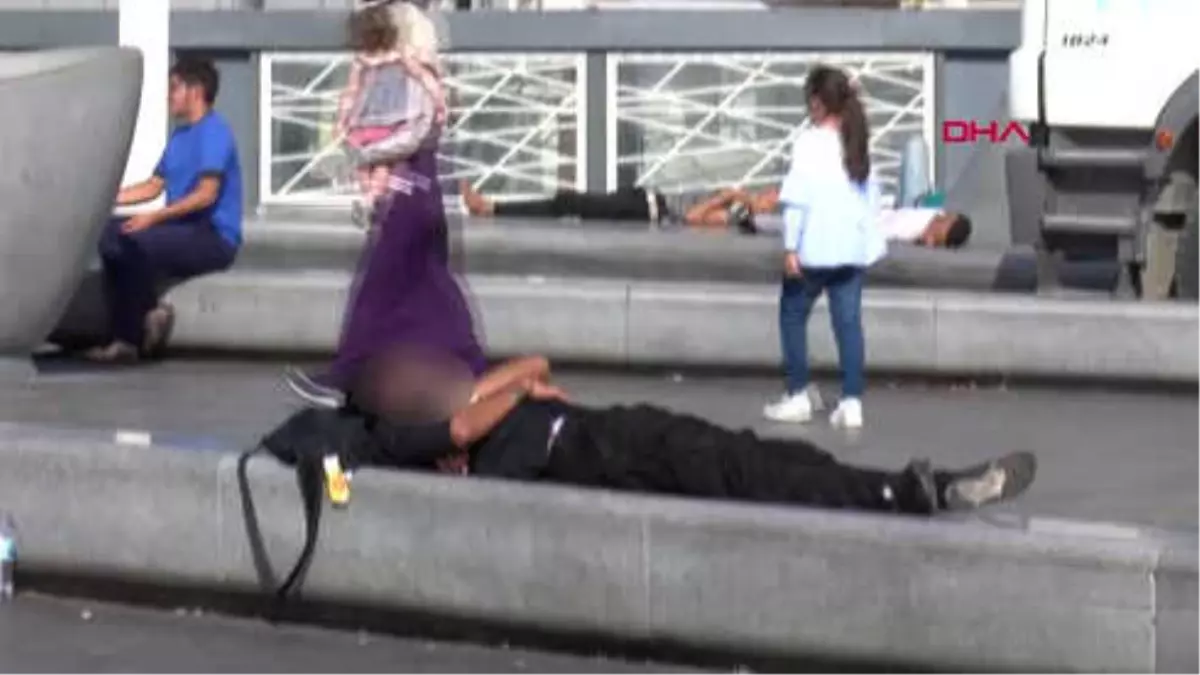 İstanbul Kaldırımlar Yatakları Oldu