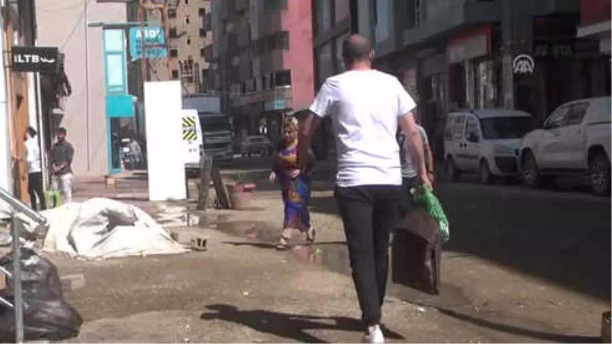 Kıras Fistanlar" Usta Ellerde Dikilmeye Devam Ediyor - Hakkari