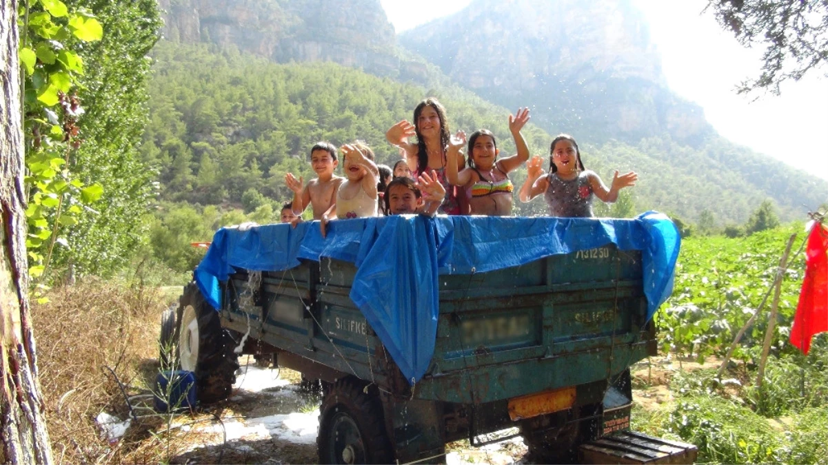 Köy Çocuklarının \'Traktör Havuzu\'