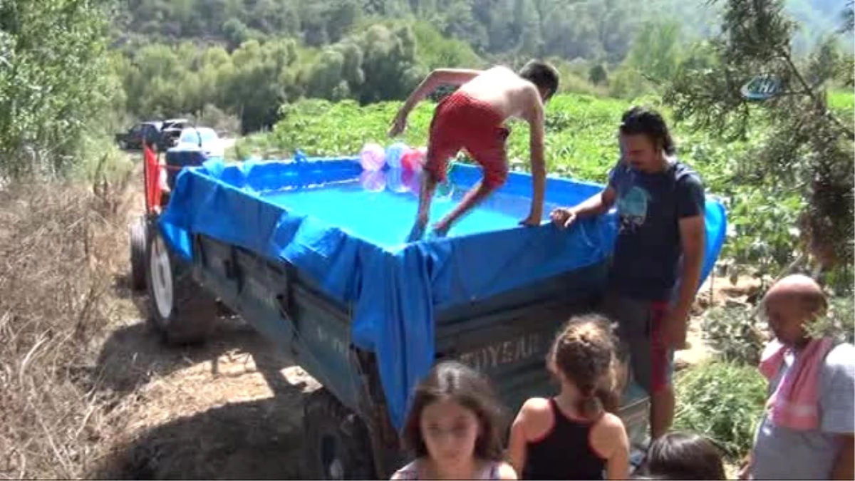 Köy Çocuklarının Traktör Havuzunda Seyyar Serinlik Keyfi