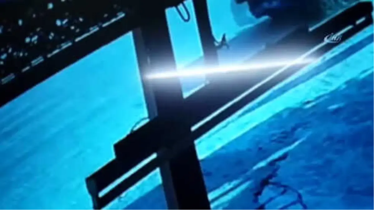 Yolun Karşısına Geçmek İsteyen Çocuğa Otomobil Çarptı...feci Kaza Kamerada