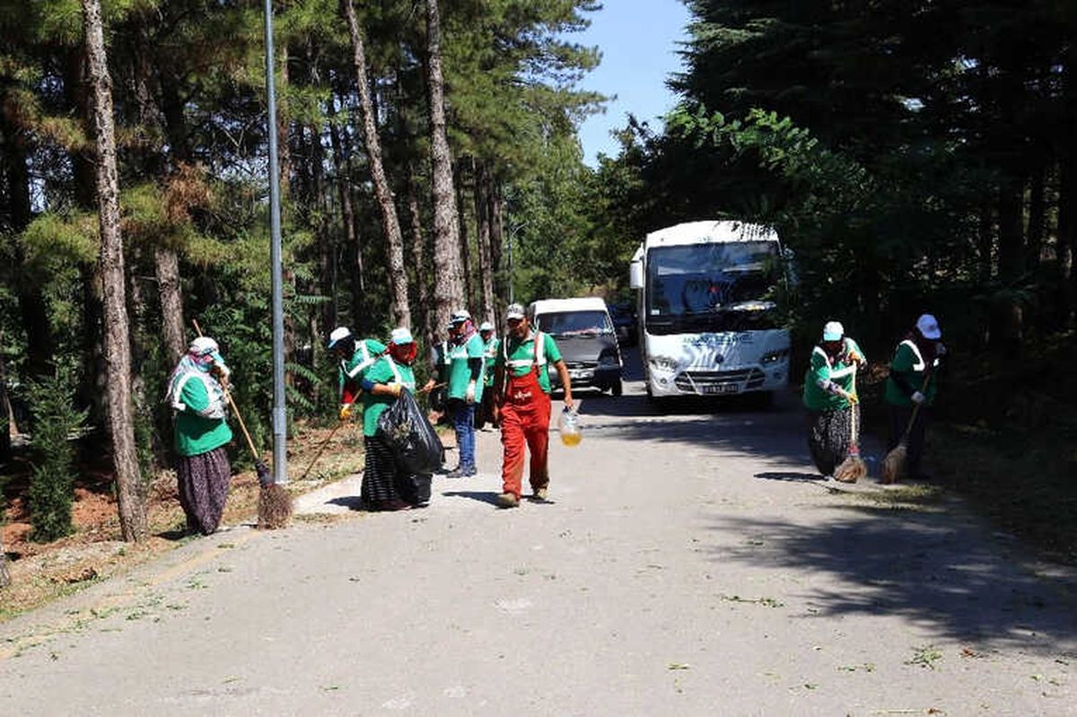 Aksaray\'da Bayram Öncesi Mezarlıklarda Temizlik Çalışması Başlatıldı