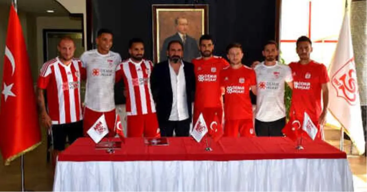 Demir Grup Sivasspor\'da Toplu İmza Töreni