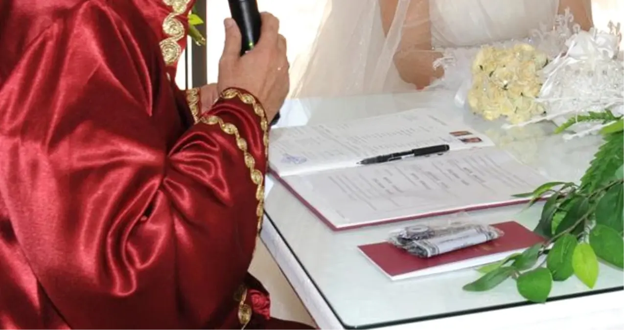 Gelinin Kelime Oyununa Bozulan Nikah Memuru, Masadan Kalktı