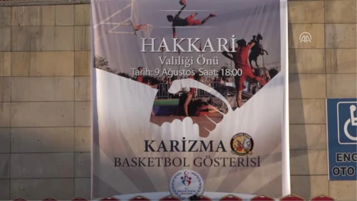 Hakkari\'de Akrobatik Basketbol Gösterisi