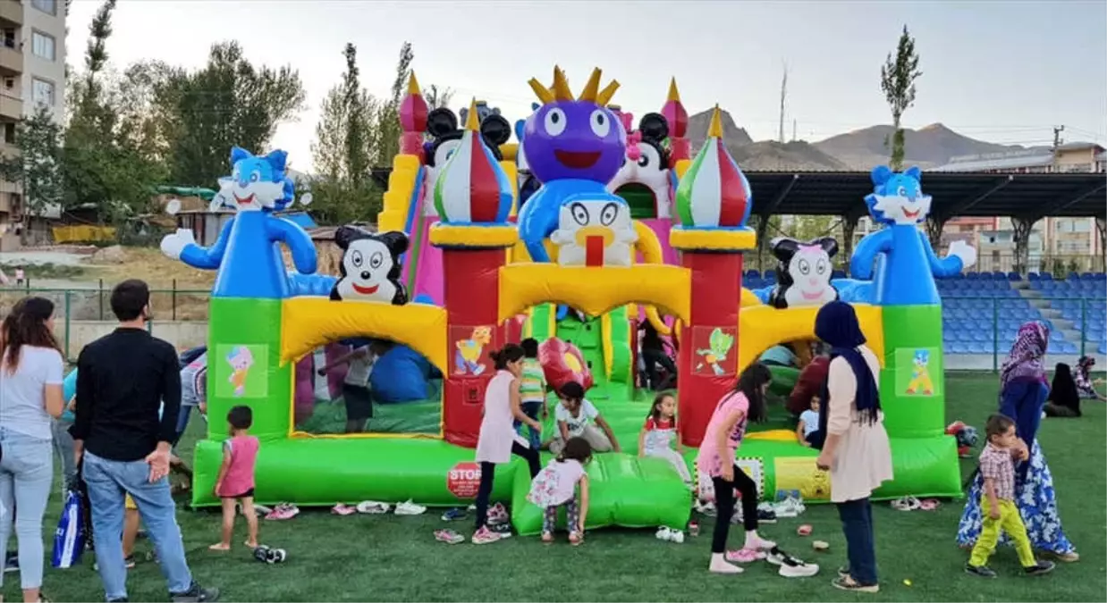 Hakkarili Çocuklar Şişme Oyun Parkında Eğleniyor