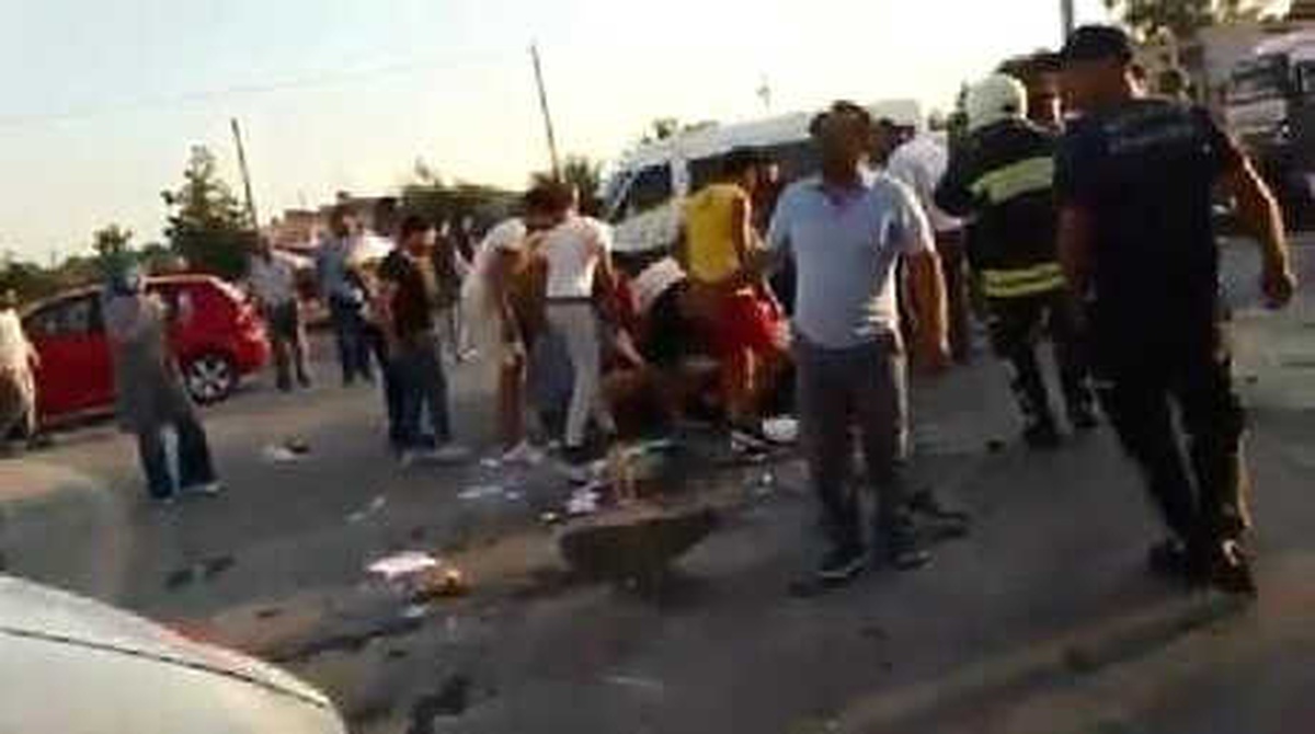 Manavgat\'ta Tur Midibüs ve Otomobil Çarpıştı: 21 Yaralı