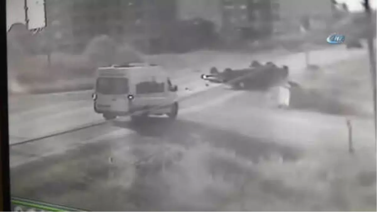 Otomobille Kamyonetin Çarpıştığı Kaza Kamerada