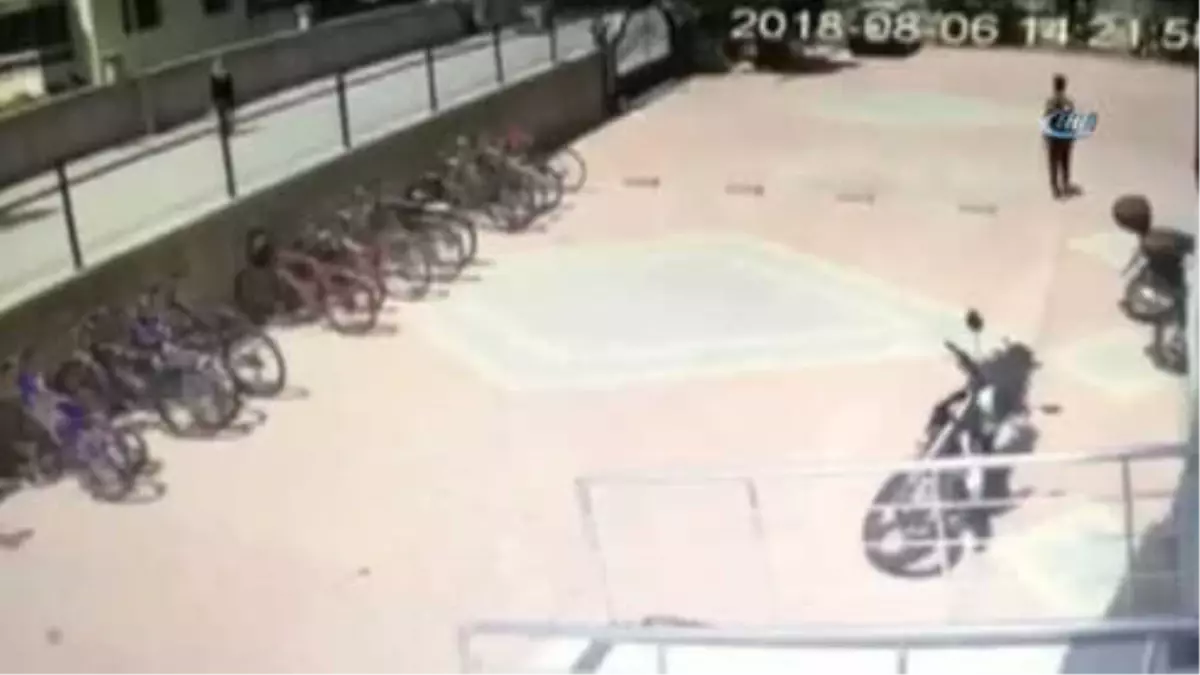 Sitenin Bahçesindeki Bisikletin Çalınma Anı Kamerada