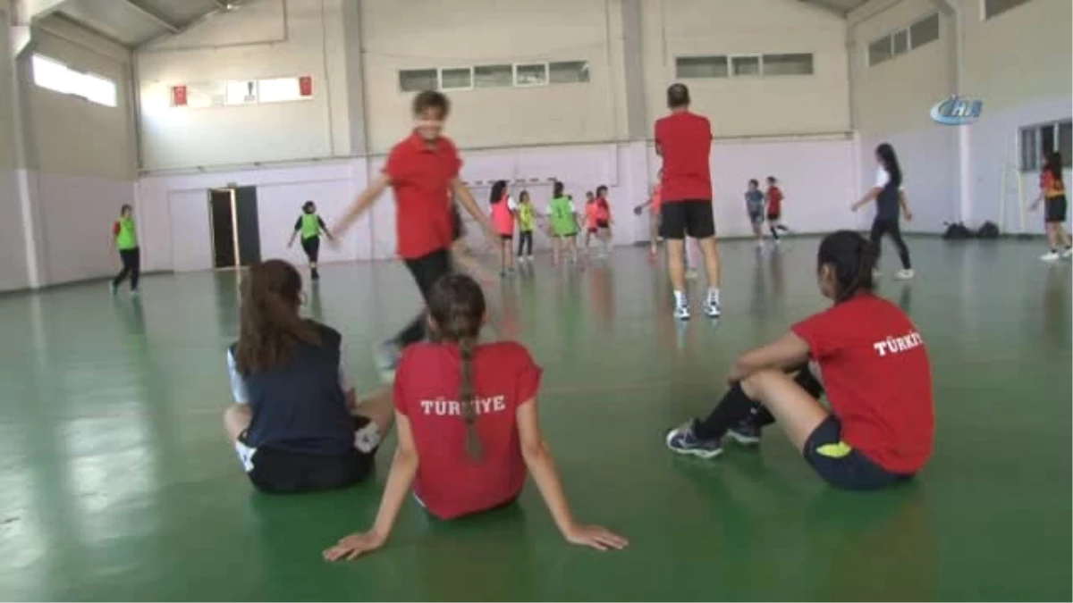 Sosyal Proje ile Kurulan Kadın Hentbol Takımı Başarıdan Başarıya Koşuyor
