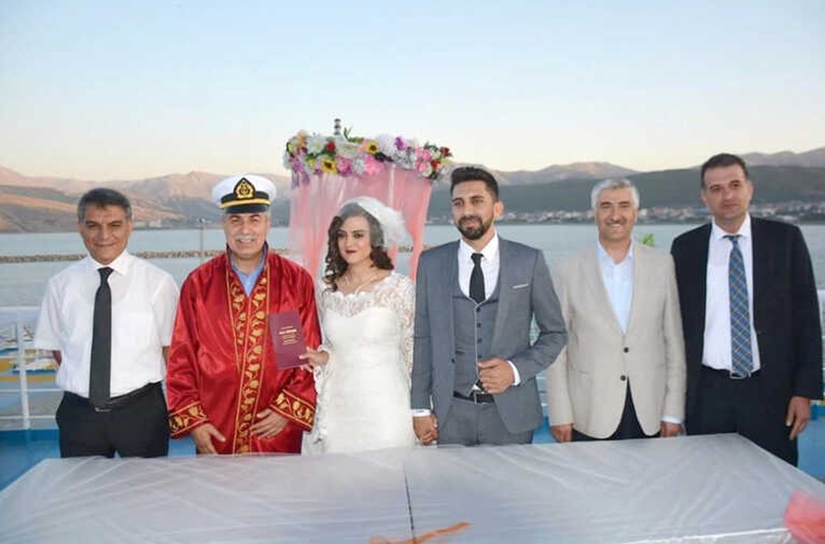 Türkiye\'nin En Büyük Gölü ve Feribotunda Nikah Töreni Yapıldı