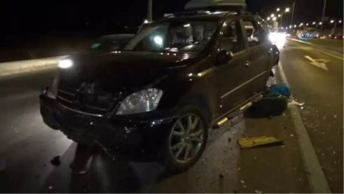 Üç Aracın Karıştığı Kazada Otomobil Hurdaya Döndü