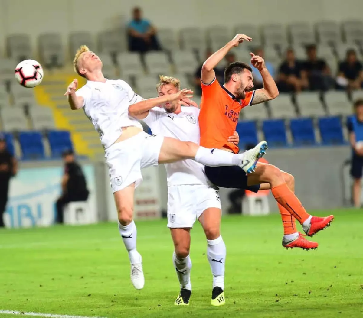 UEFA Avrupa Ligi: Medipol Başakşehir: 0 - Burnley: 0 (İlk Yarı)