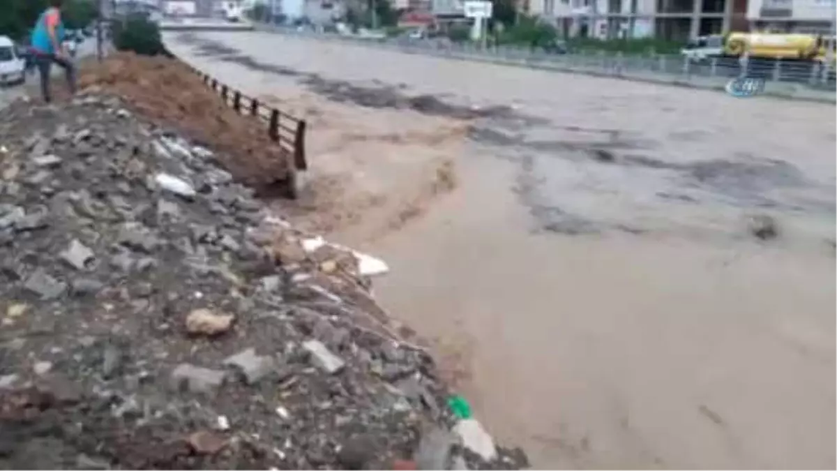 Ünye\'de Tabakhane Deresi Taştı, Karadeniz Sahil Yolu Trafiğe Kapatıldı