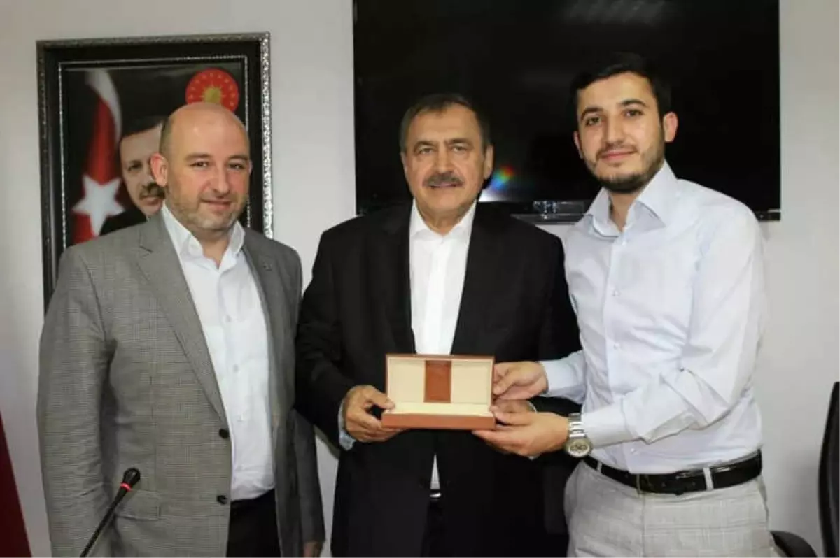 Veysel Eroğlu\'ndan Gençlere Teşekkür Ziyareti