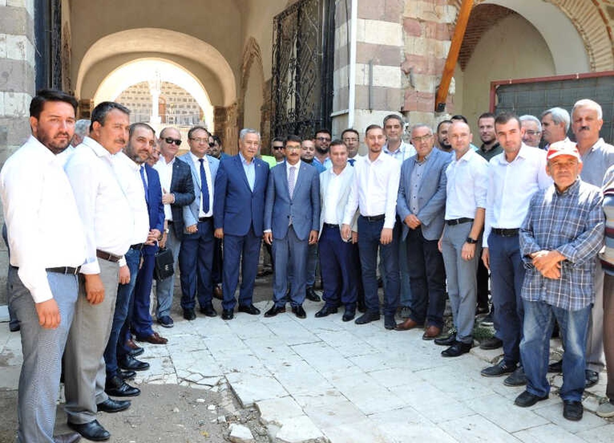 Arınç, Kapatılan Fetö\'nün Öğrenci Yurdundaki Yenileme Çalışmalarını İnceledi